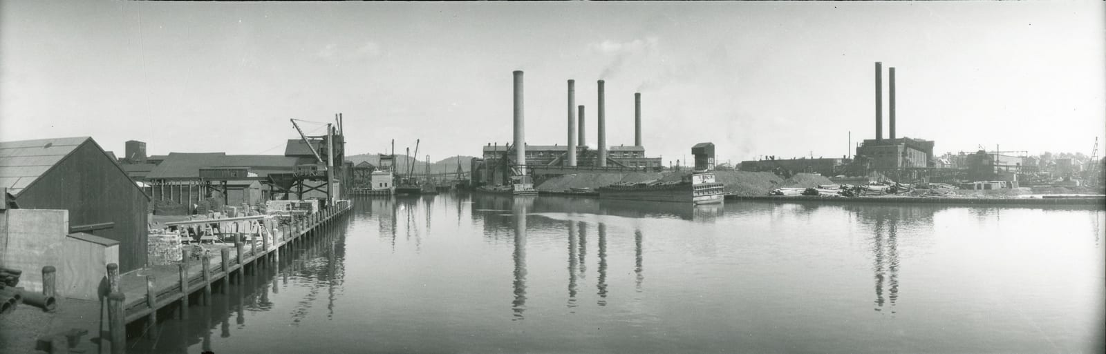 Chimeneas a lo largo del río Mill cerca de Grand Avenue, hacia 1910. Cortesía del Museo de New Haven.